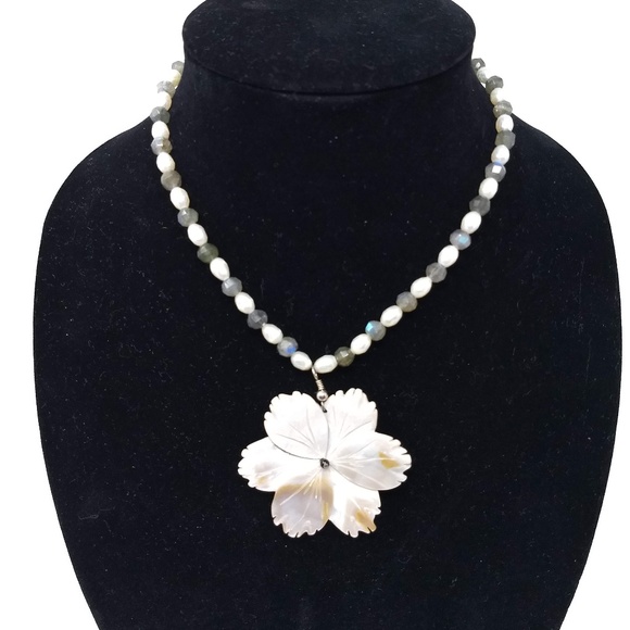 FRESHWATER AND MOTHER-OF-PEARL NECKLACE. - Picture 1 of 3